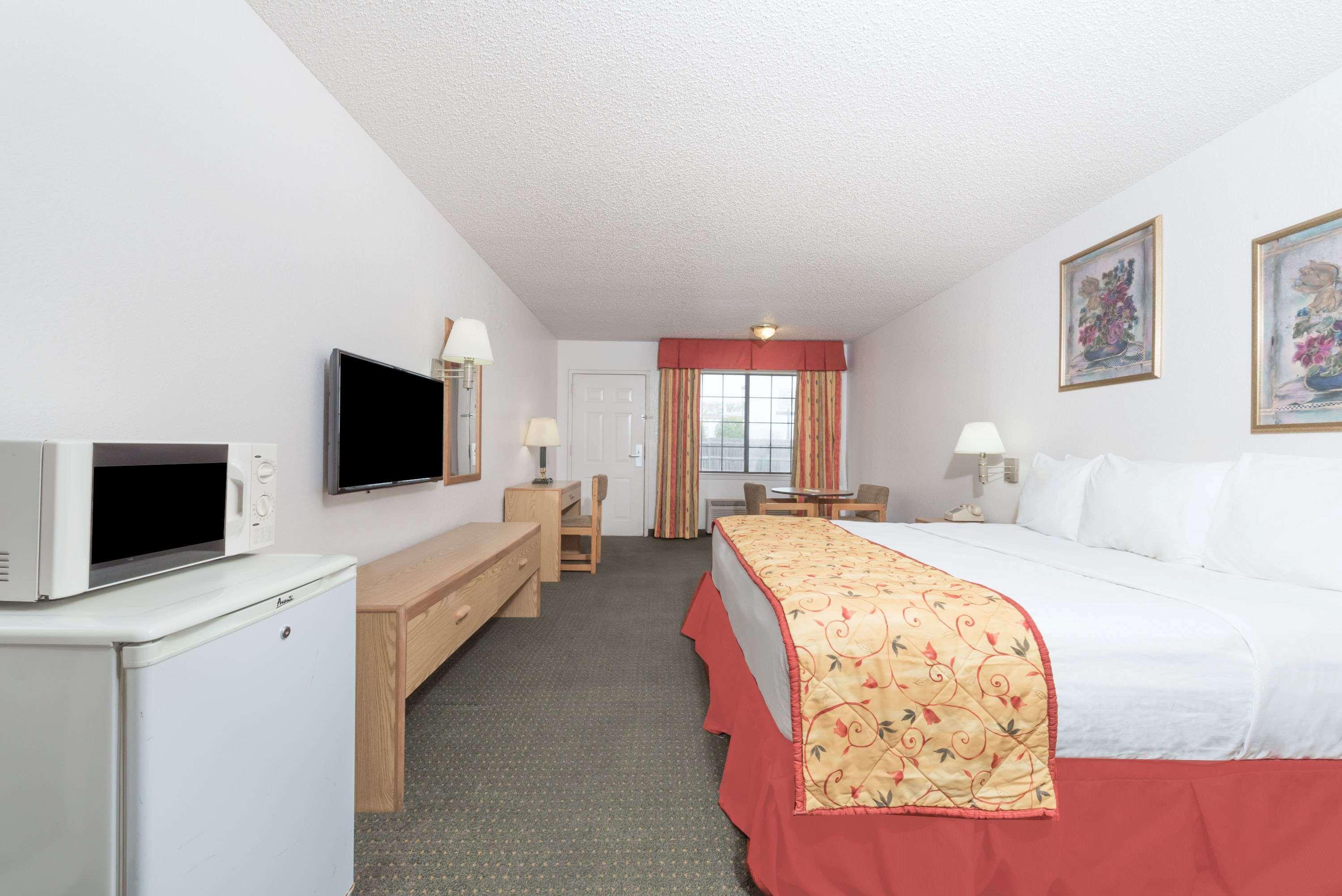 Days Inn By Wyndham Waco Near Downtown University Экстерьер фото